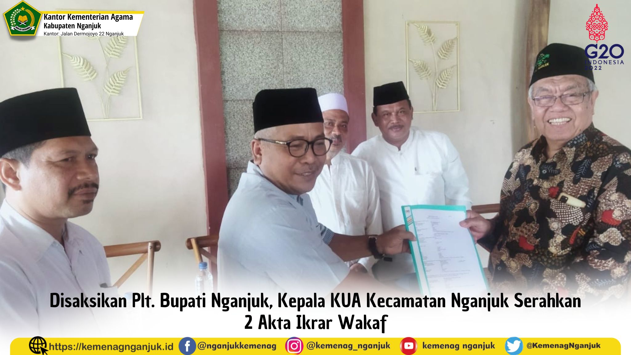 Disaksikan Plt. Bupati Nganjuk, Kepala KUA Kecamatan Nganjuk Serahkan 2 Akta Ikrar Wakaf