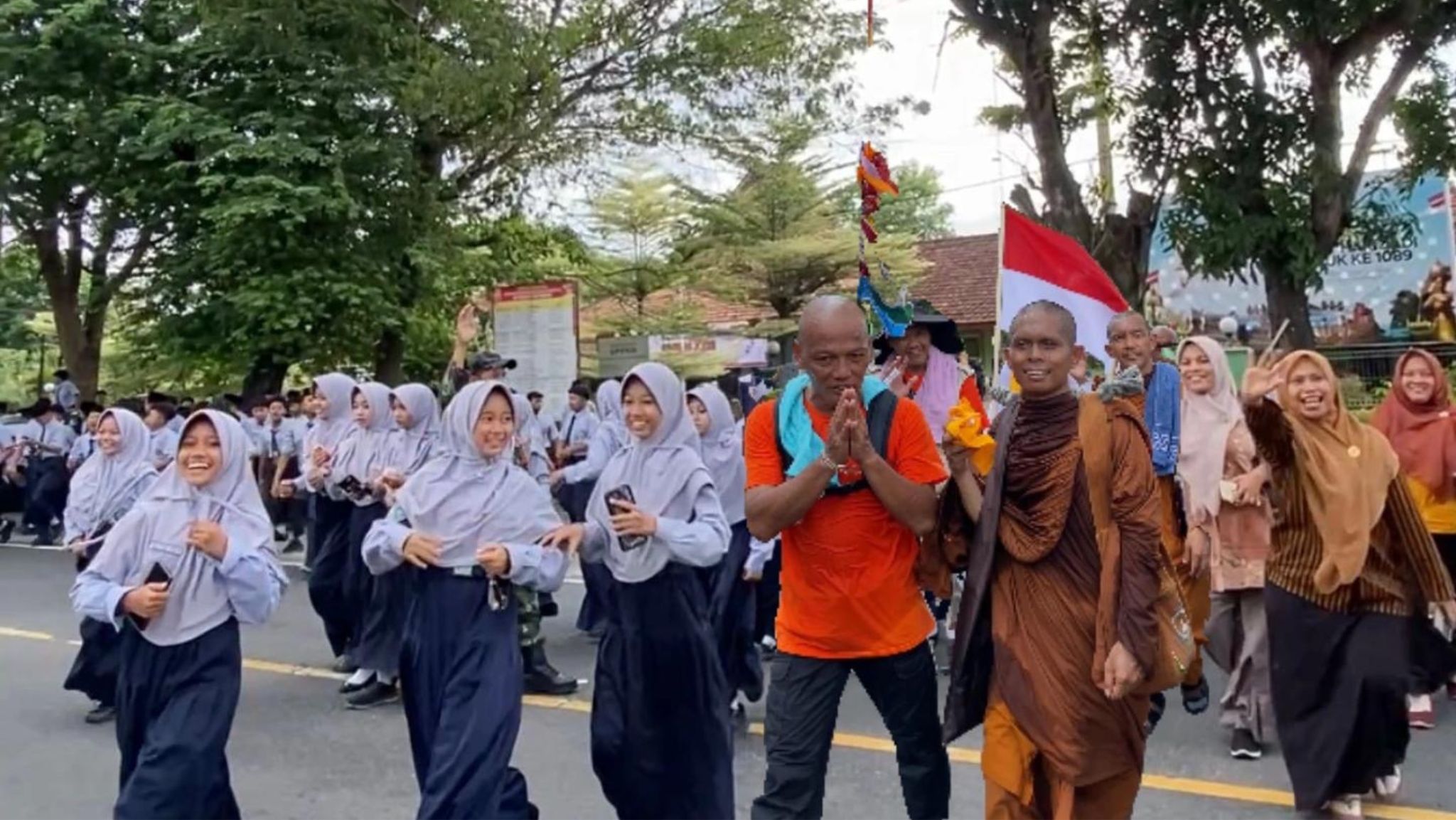 Madrasah Tumbuhkan Toleransi, MTsN 10 Nganjuk Sambut Kirap Spiritual Para Biksu