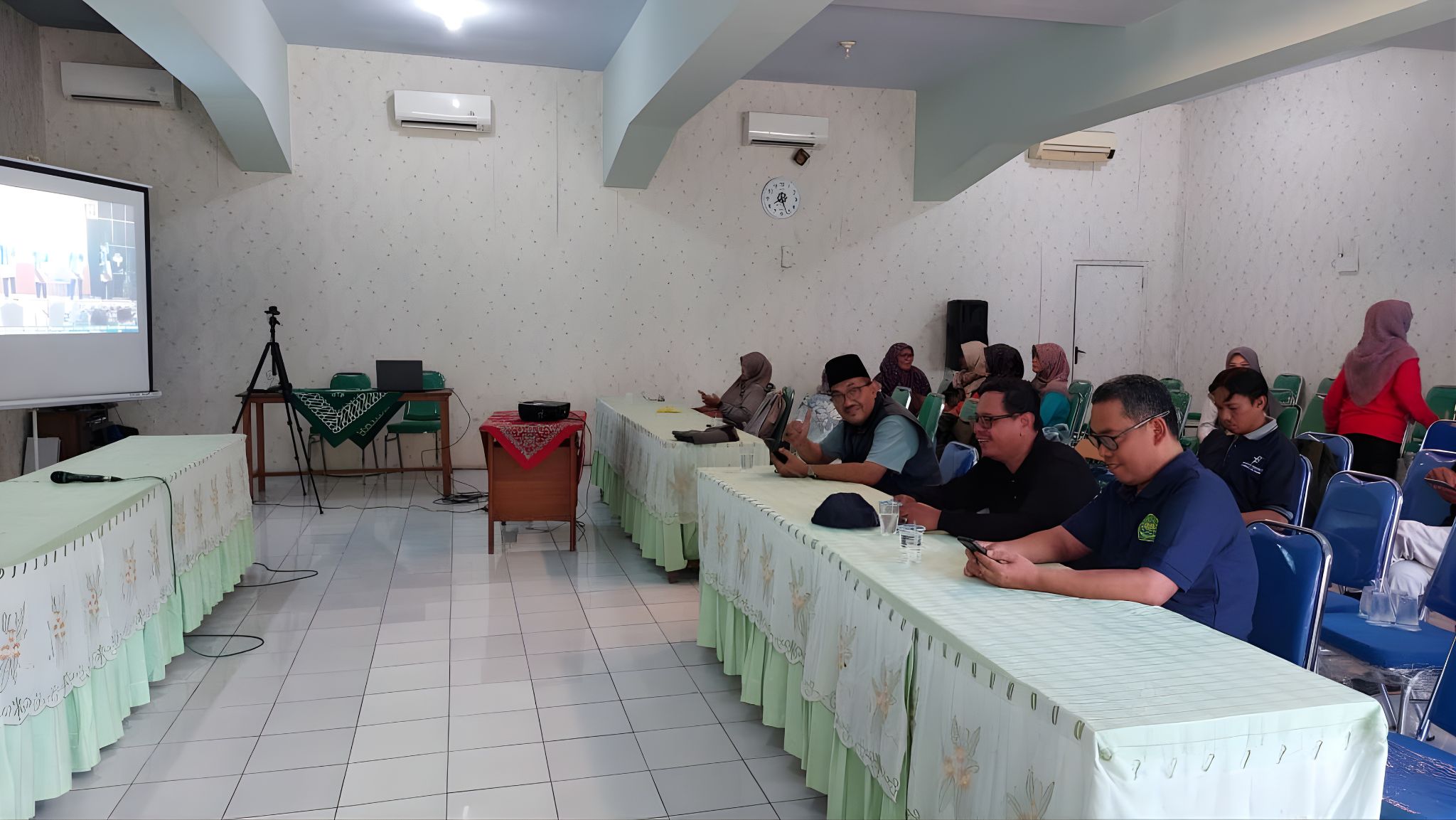 Dipimpin Kasubag TU, ASN Kemenag Nganjuk Ikuti Kick Off Wakaf Uang Jatim 2025