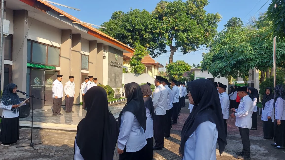 Tegakkan Kesadaran, Disiplin, Dan Komitmen Bersama Dalam Pelayanan Umat dalam Apel Pagi