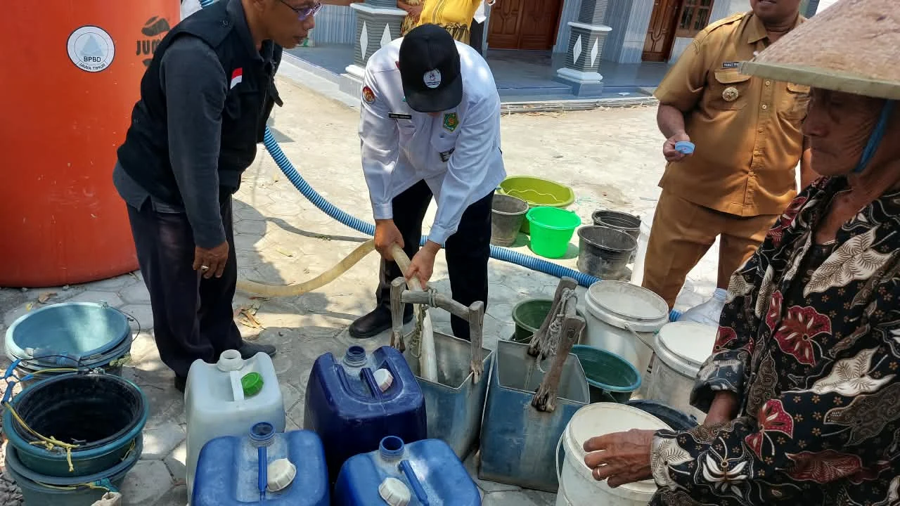 Kemenag Nganjuk Bersama IPARI Salurkan 23 Truk Tangki Air Bersih untuk Warga Terdampak Kekeringan di Ngluyu