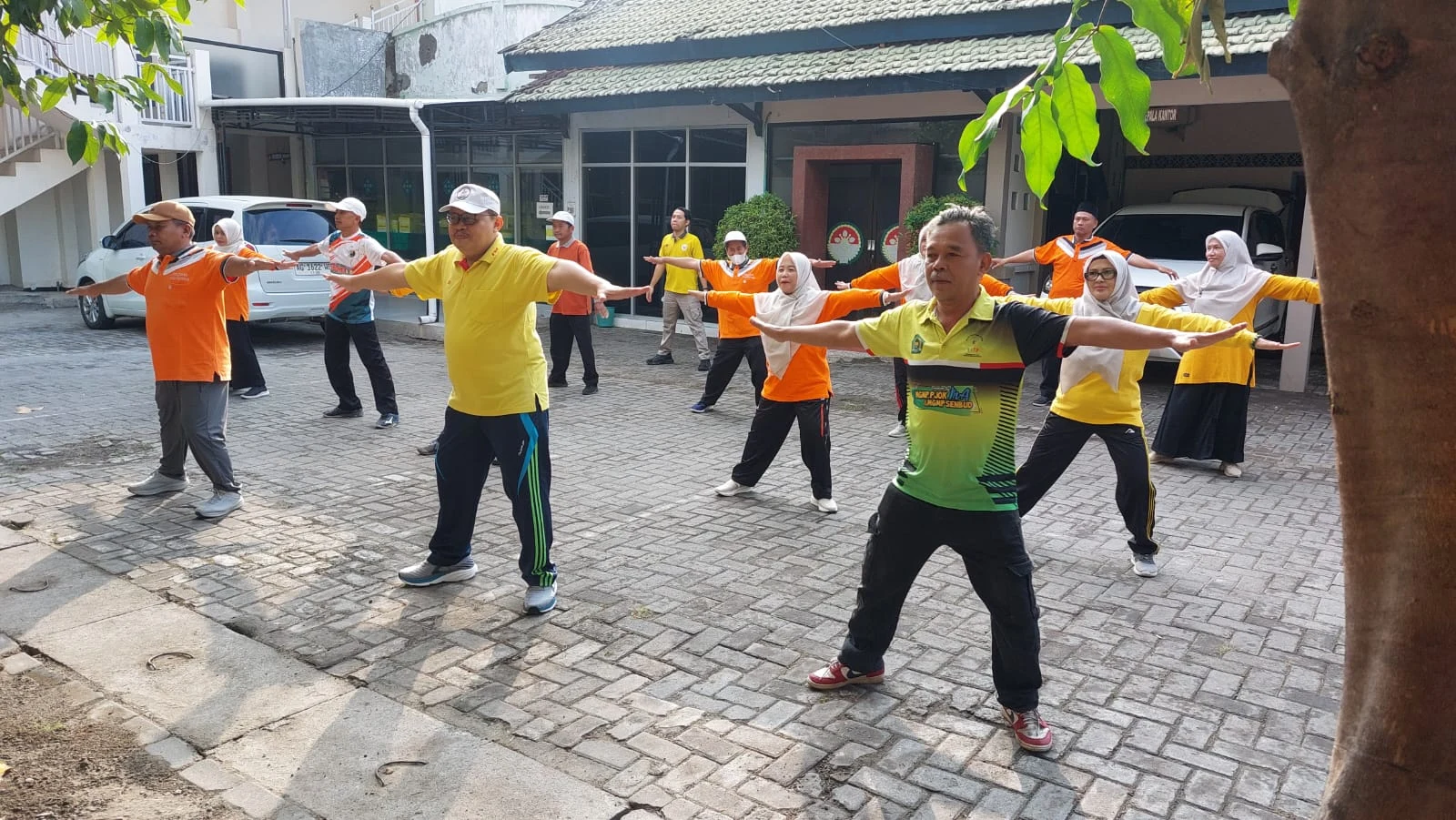 Kebersamaan dalam Nuansa Kuning, ASN Kemenag Nganjuk Awali Hari dengan Senam Bersama